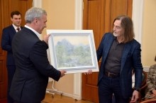 Никас Сафронов передал свою картину в Музей истории Оренбурга