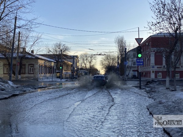 В Оренбурге убирают город после зимы