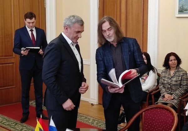 Никас Сафронов подарил Оренбургу свою картину