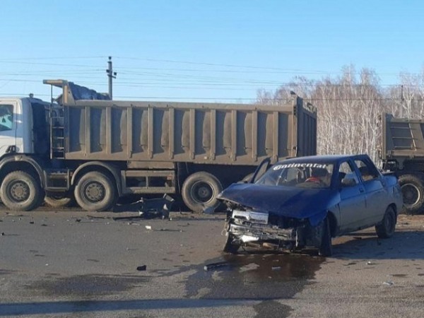 Из-за оренбуржца-водителя ВАЗа погиб пассажир "Шкоды", влетевшей в грузовик (18+)