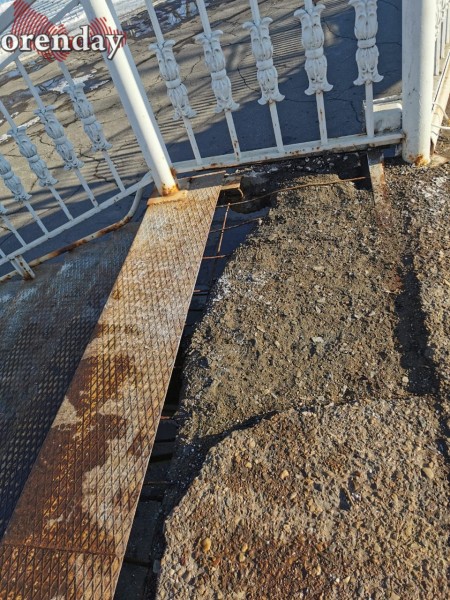 Оренбуржцев пугает состояние моста через Урал