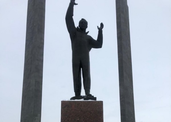 В Оренбурге полицейские ищут осквернивших памятник Гагарину вандалов