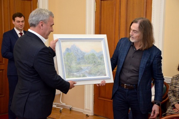 Никас Сафронов передал свою картину в Музей истории Оренбурга