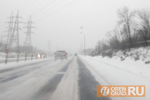 На орской трассе закрыто движение автомобилей из-за метели На орской трассе закрыто движение автомобилей из-за метели