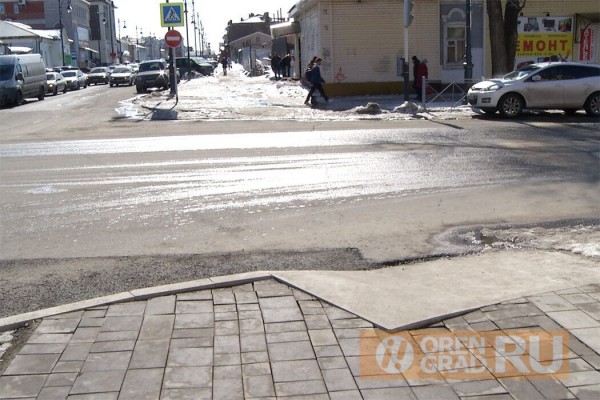 В Оренбурге в негодность приходит новая тротуарная плитка