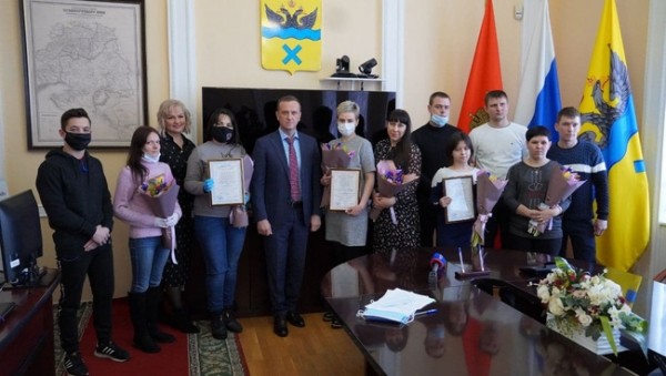 В Оренбурге многодетным семьям вручили сертификаты на приобретение жилья В Оренбурге многодетным семьям вручили сертификаты на приобретение жилья