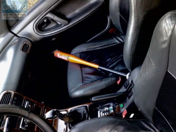 Орский таксист сломал пассажиру ногу битой