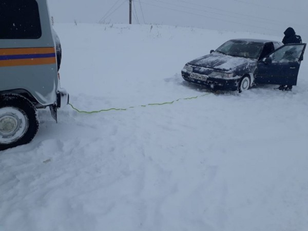 Спасатели вытащили из снежного плена на оренбургской трассе семью с тремя детьми