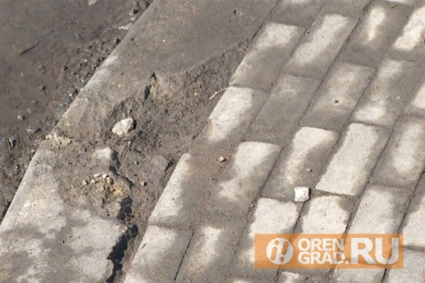 В Оренбурге в негодность приходит новая тротуарная плитка
