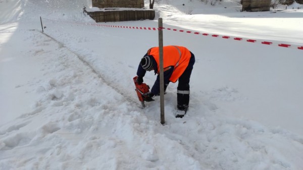 В Оренбурге провели распиловку льда на реке Сакмара