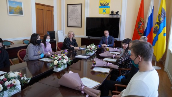 Владимир Ильиных вручил молодым семьям Оренбурга жилищные сертификаты