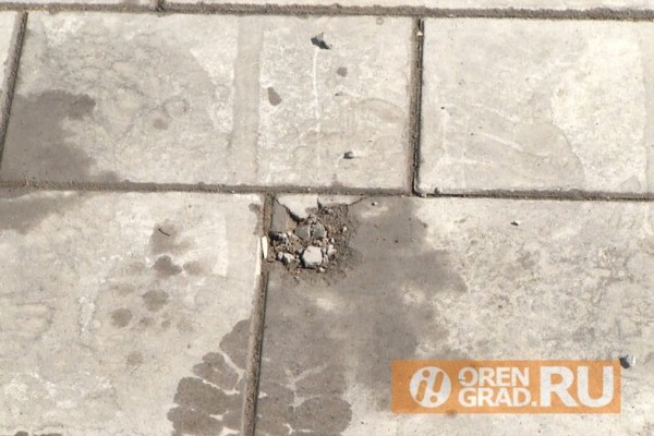 В Оренбурге в негодность приходит новая тротуарная плитка