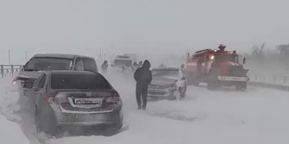 На трассе в Оренбуржье из-за метели столкнулись семь машин