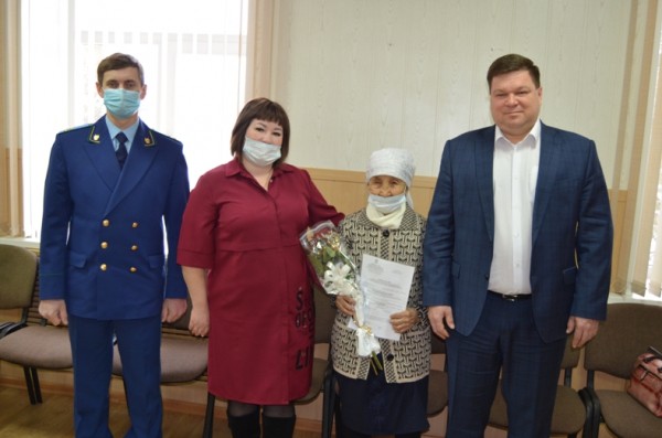 Власти Соль-Илецка полгода отшивали вдову ветерана, а потом решили хайпануть