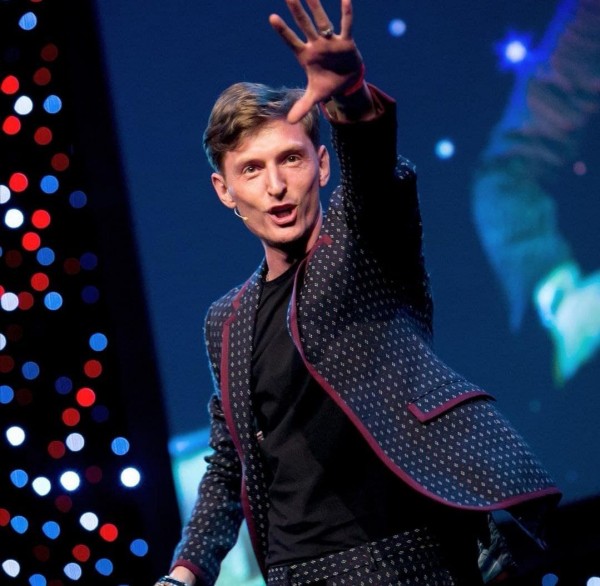 Телеведущий Павел Воля передал привет жителям оренбургского села