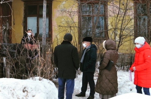 На живущую в "пещере" семью обратили внимание бугурусланские чиновники