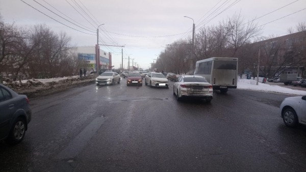 В Оренбурге столкнулись пять авто, после чего один из них сбил девочку-пешехода В Оренбурге столкнулись пять авто, после чего один из них сбил девочку-пешехода
