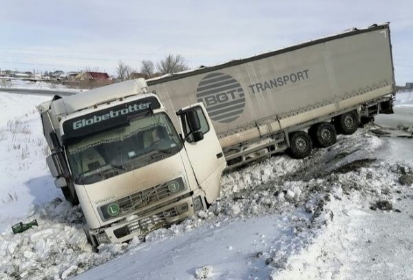 В Оренбуржье ушел в кювет иностранный большегруз со стеклотарой