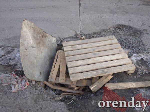 Прикрытая поддонами дорожная яма в Оренбурге по-прежнему создает аварийную ситуацию