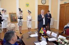 Никас Сафронов передал свою картину в Музей истории Оренбурга