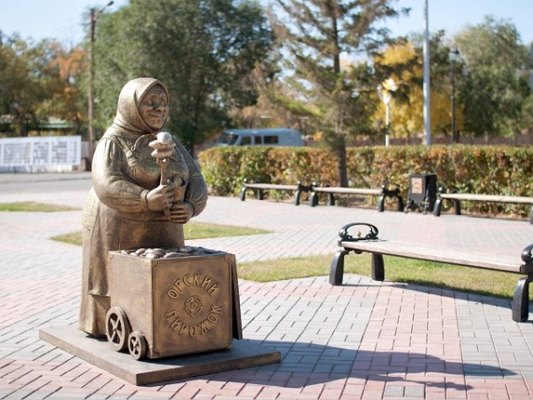 &laquo;Бабушка с пирожками&raquo; из Орска попала в энциклопедию самых необычных памятников