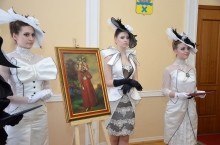 Никас Сафронов передал свою картину в Музей истории Оренбурга