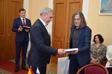 Никас Сафронов передал свою картину в Музей истории Оренбурга