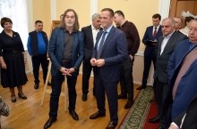 Никас Сафронов передал свою картину в Музей истории Оренбурга