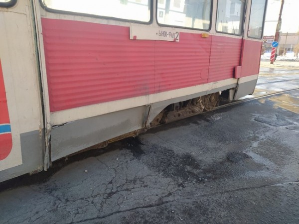 В Новотроицке не разъехались легковушка и трамвай 