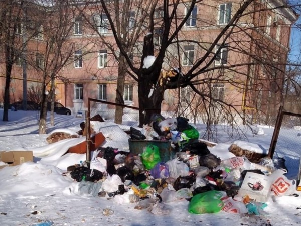 На востоке Оренбуржья не могут вывезти мусор из-за не расчищенных дорог