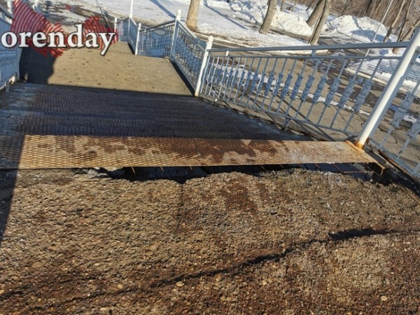 Оренбуржцев пугает состояние моста через Урал