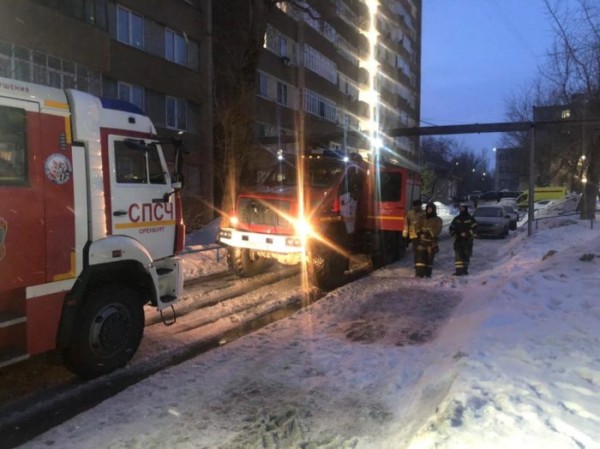 Пожар на Промысловом: в Оренбурге из многоэтажки эвакуировали более 50 человек