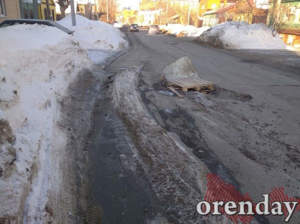 Прикрытая поддонами дорожная яма в Оренбурге по-прежнему создает аварийную ситуацию