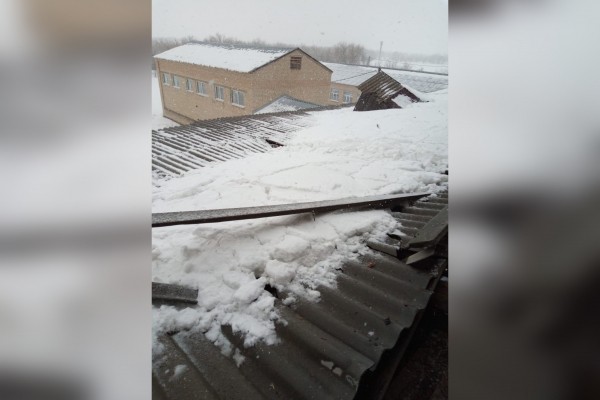 
В селе Ясная Поляна в Ташлинском районе обрушилась кровля школы. На место выехал прокурор		