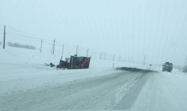 В Гае в кювет слетела комбинированная дорожная машина
