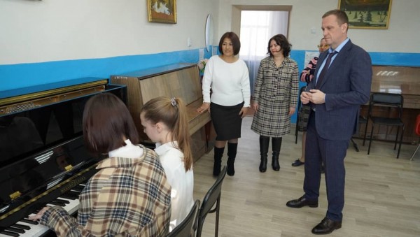 Владимир Ильиных побывал в детской школе искусств в п. Самородово