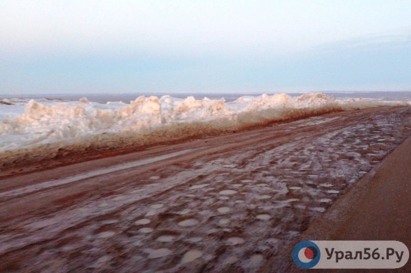 Как выглядит недавно названное Западное шоссе Орска? Оно проходит по полю и ямам, а снежные заносы до сих пор не ликвидированы
Как выглядит недавно названное Западное шоссе Орска? Оно проходит по полю и ямам, а снежные заносы до сих пор не ликвидированы