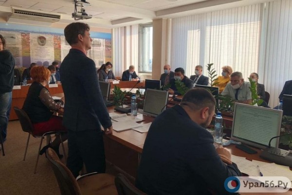 В Орске экс-единоросс в знак протеста провел заседание депутатов стоя