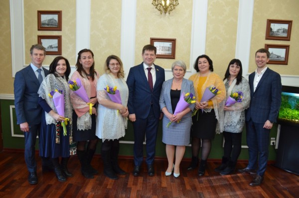 Депутаты поздравили многодетных мам с Международным женским днем