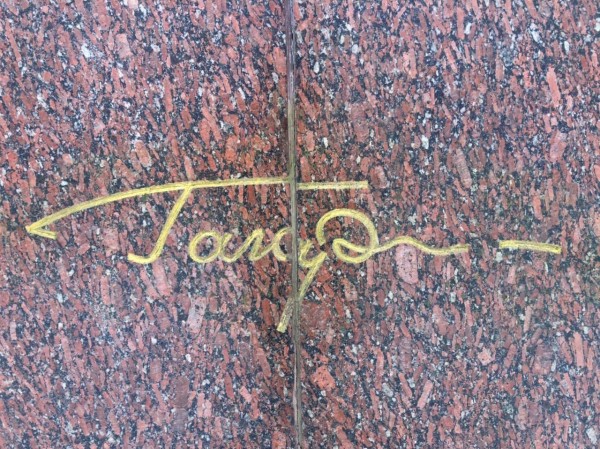 Памятник первому космонавту Юрию Гагарину в Оренбурге отмыли