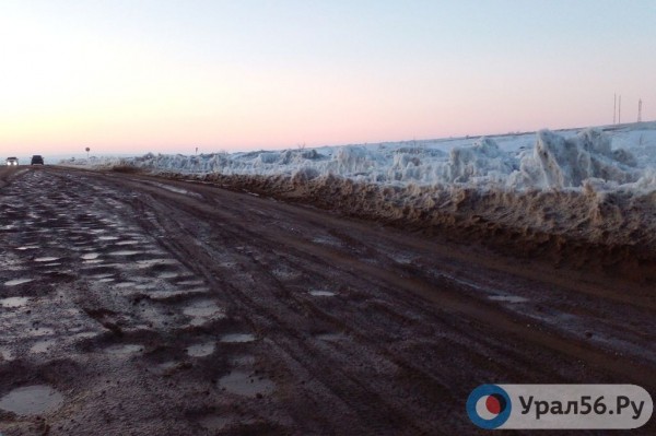 Как выглядит недавно названное Западное шоссе Орска? Оно проходит по полю и ямам, а снежные заносы до сих пор не ликвидированы
Как выглядит недавно названное Западное шоссе Орска? Оно проходит по полю и ямам, а снежные заносы до сих пор не ликвидированы
