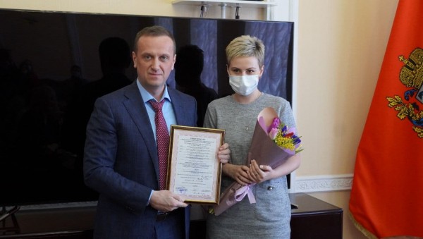 В Оренбурге многодетным семьям вручили сертификаты на приобретение жилья В Оренбурге многодетным семьям вручили сертификаты на приобретение жилья