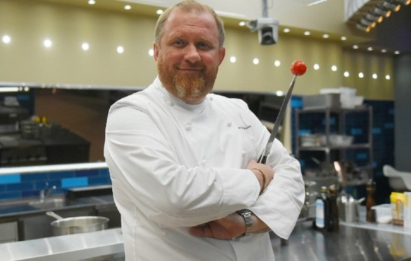 Повар Константин Ивлев поздравил оренбурженок с 8 марта