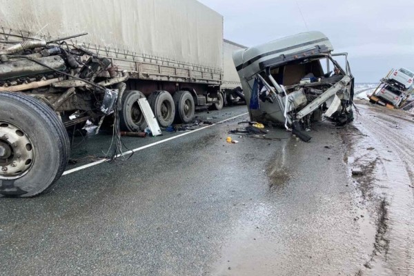 ГИБДД Оренбуржья опубликовала видео с места столкновения трех большегрузов