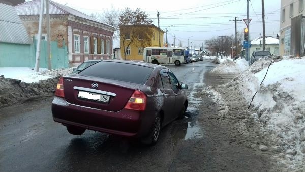 Прикрытая поддонами дорожная яма в Оренбурге по-прежнему создает аварийную ситуацию