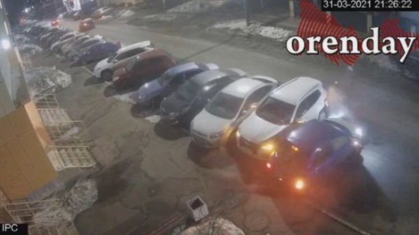 В Оренбурге Ниссан влетел в&nbsp;припаркованные автомобили