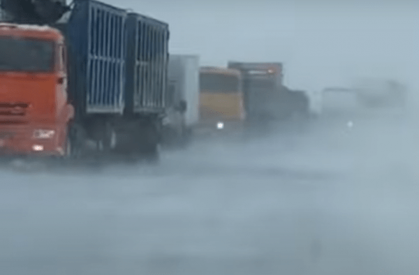 В Оренбуржье из снежного затора освободили несколько большегрузов