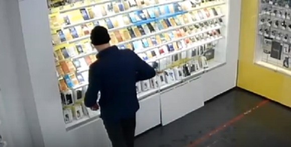 Деньги, телефоны, видеокарта: В Новотроицке задержан серийный вор-рецидивист