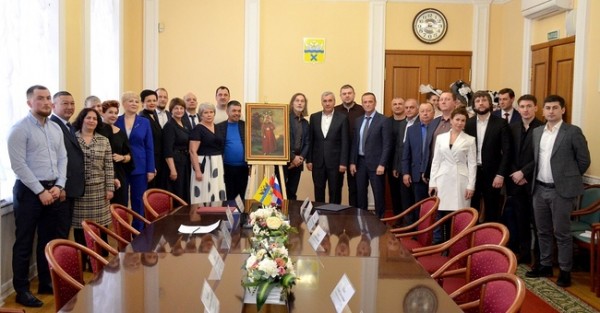 Никас Сафронов передал свою картину в Музей истории Оренбурга