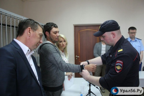 
&laquo;Никто меня не задерживал&raquo;: Учредитель СГЦ &laquo;Вишневский&raquo; Виктор Железнов подтвердил, что хотел улететь из России с семьей на 7 дней		